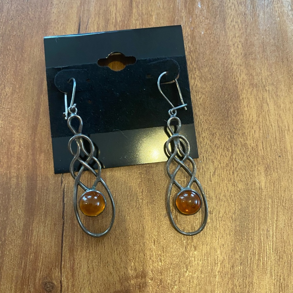 Drop earrings with amber stone